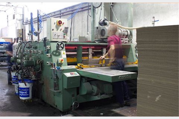 Jedna od dvije Casemaker automatske linije za proizvodnju amerikan slotter tipa kutija imaju kapacitet do 10.000 kutija/sat.