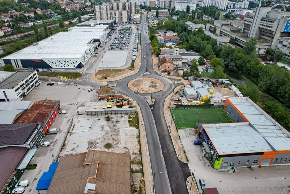 Završen prvi sloj asfalta na kružnom toku kod Binga u ulici Džemala Bijedića