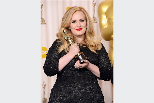 Pjevačica Adele Adkins dobitnica je Oscara za najbolju pjesmu u filmu Skyfall