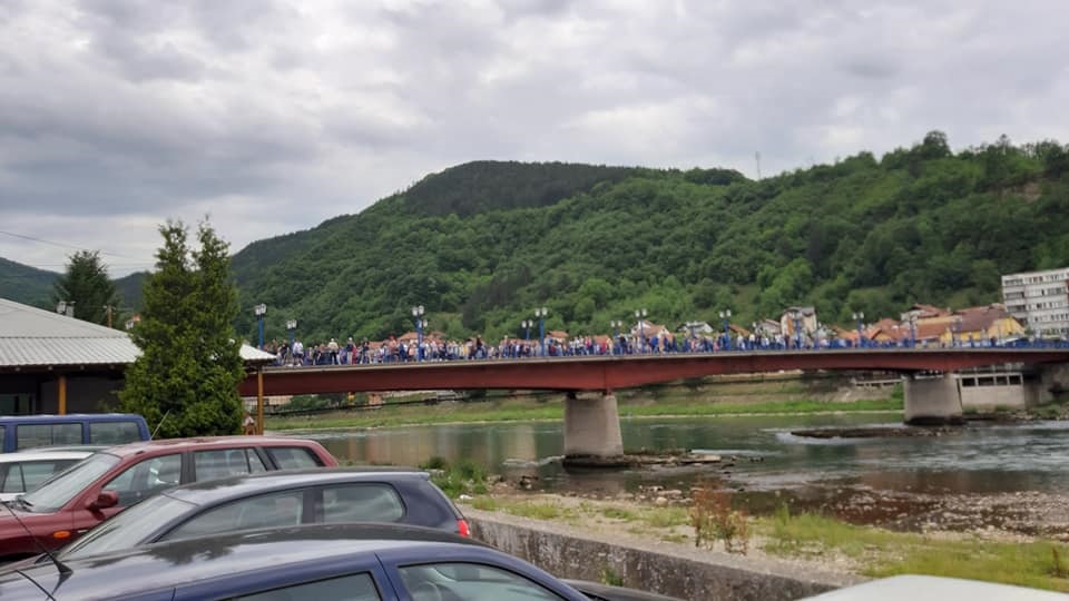 Građani Goražda formiranjem živog zida rekli “NE” betonskom zidu na obali Drine
