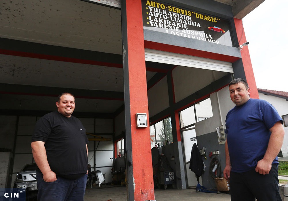 Davor i Dražen Dragić, vlasnici automehaničarske radnje u Novom Travniku, kažu da svako četvrto auto koje dođe u njihov servis ima problem zbog nekvalitetnog dizel-goriva. (Foto: CIN)
