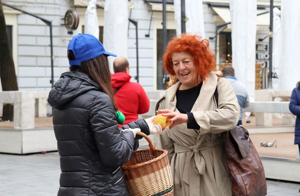 Tradicionalnom podjelom jabuka Hoše komerc čestitao Dan grada Sarajeva