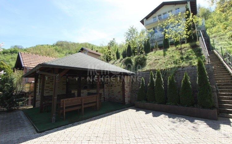 Metropola nekretnine: Prelijepa vila na Jablaničkom jezeru!