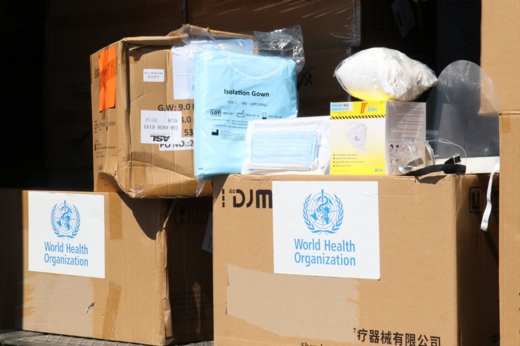 WHO donirao Federaciji BiH 12,6 tona zaštitne medicinske opreme