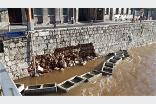 Počela sanacija oštećenog zida kod mosta Ćumurija