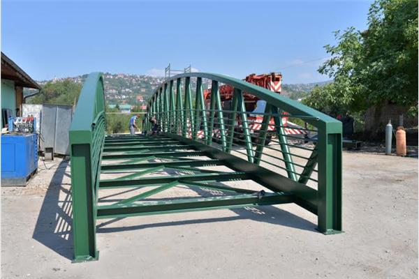 Počela montaža pješačkog mosta: Otvaranje Centra 'Safet Zajko' u septembru
