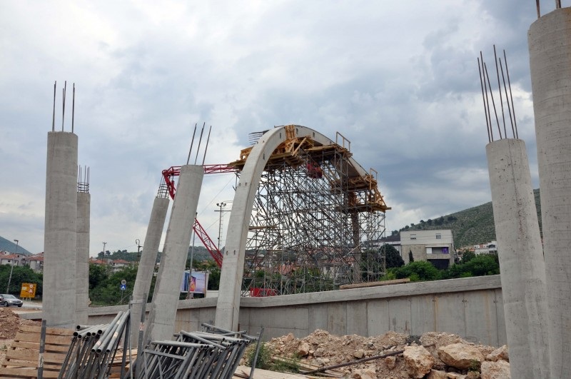 Pogledajte radove na izgradnji pasarele u mostarskom naselju Zalik