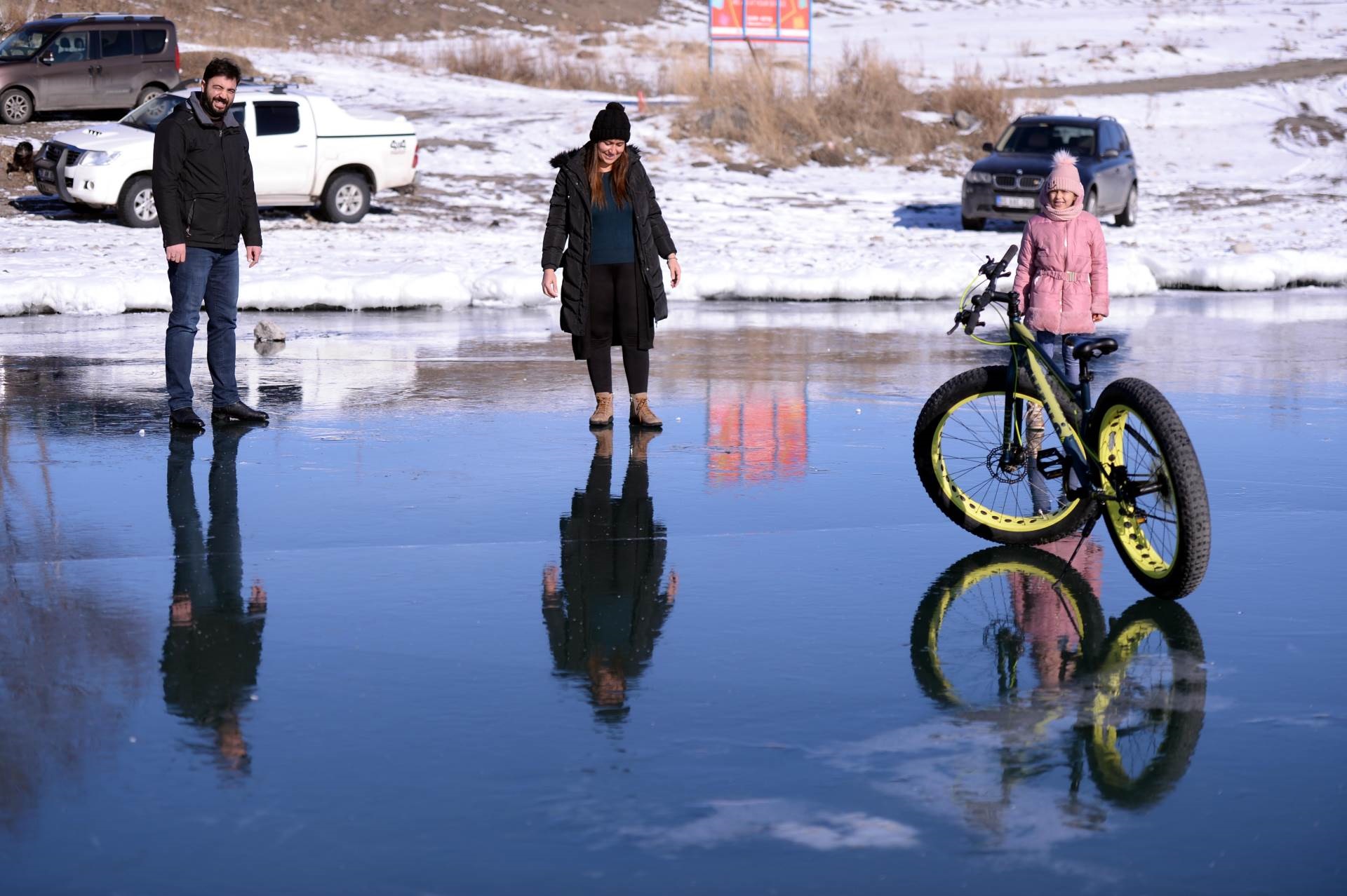 Vožnja biciklom po zaleđenom jezeru u Turskoj atrakcija za turiste