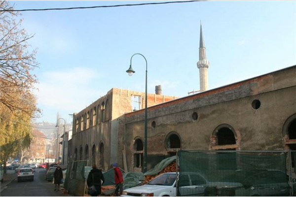 Postavlja se krovna konstrukcija na Isa-begov hamam