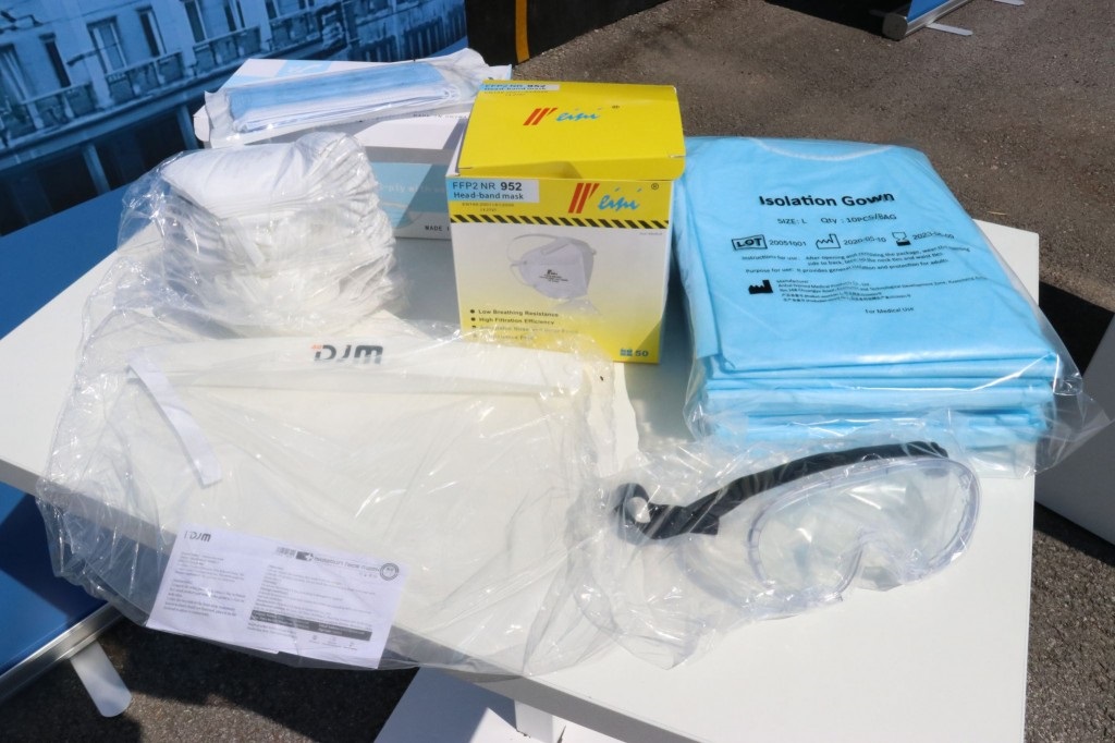 WHO donirao Federaciji BiH 12,6 tona zaštitne medicinske opreme