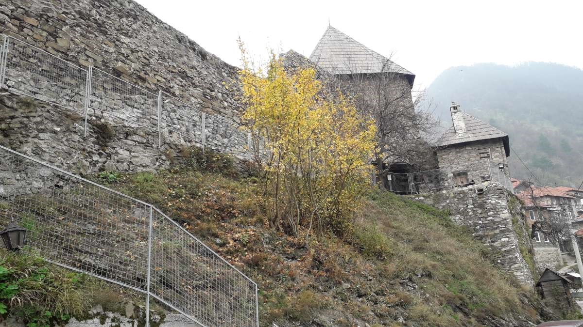 Saniran obrušeni dio na južnom bedemu tvrđave u Vranduku (Foto)