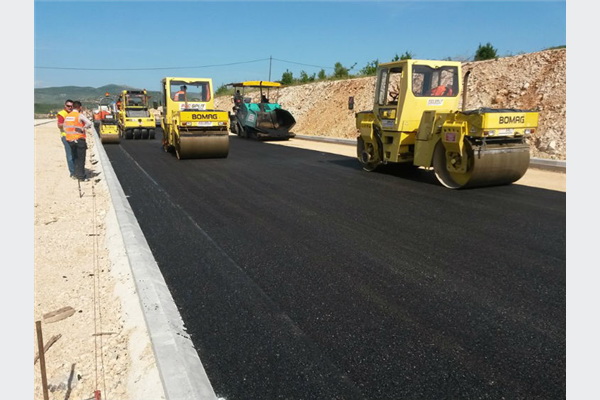 Postavljen prvi sloj asfalta na dionici Zvirovići - Kravice