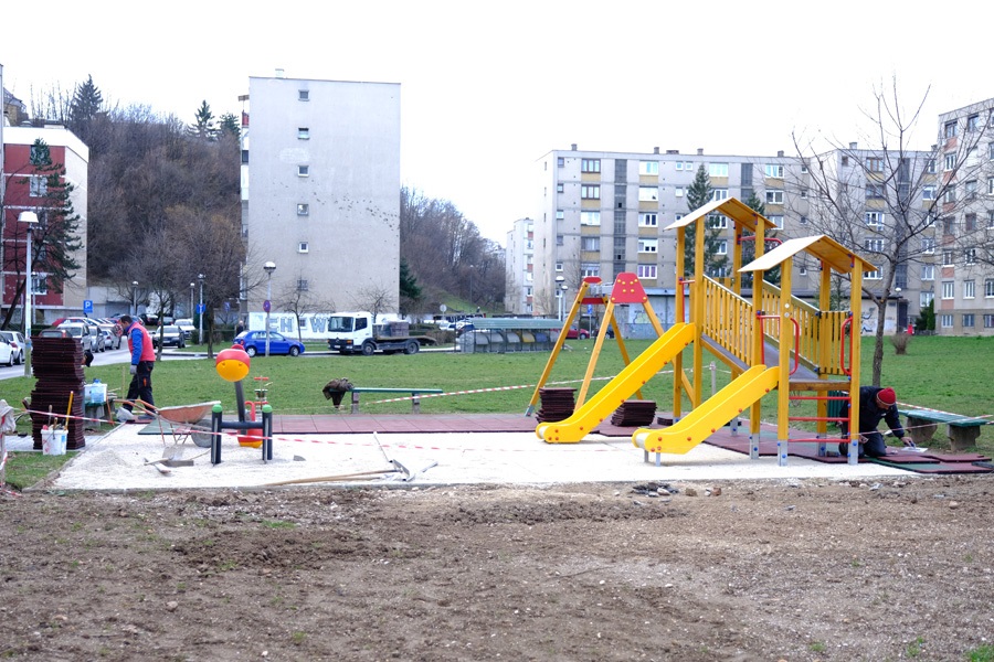 Pri kraju rekonstrukcija dječijeg igrališta u Gradačačkoj ulici na Čengić Vili