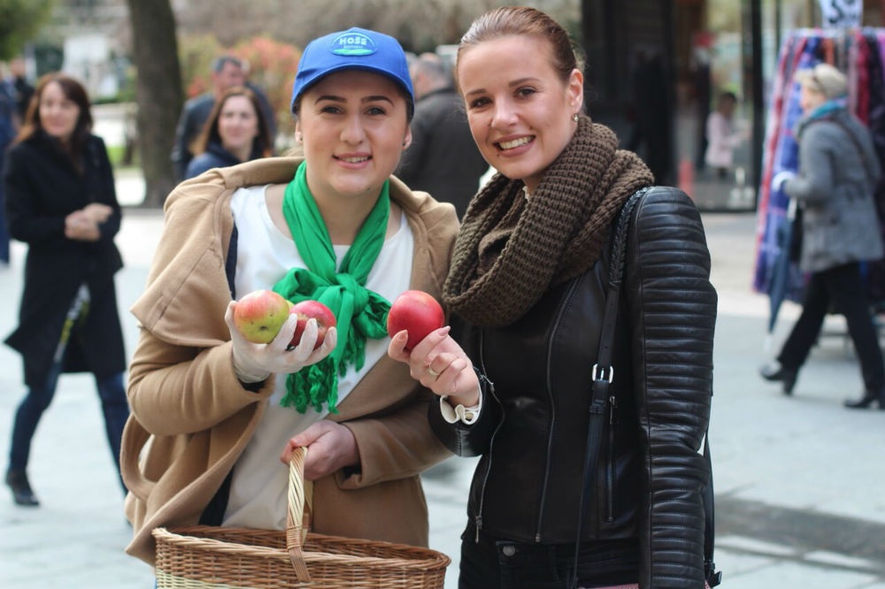 Poklon - jabukom Hoše komerc čestitao Sarajlijama 6. april