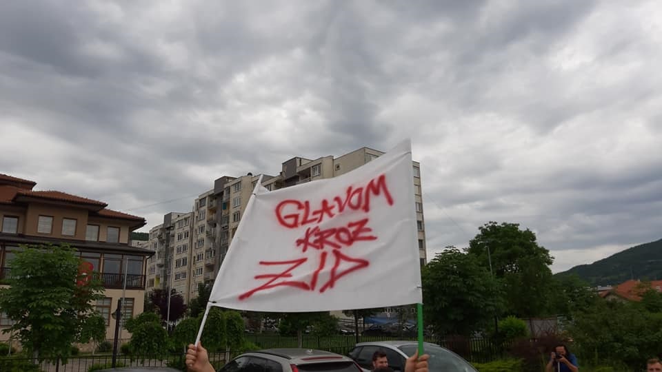Građani Goražda formiranjem živog zida rekli “NE” betonskom zidu na obali Drine