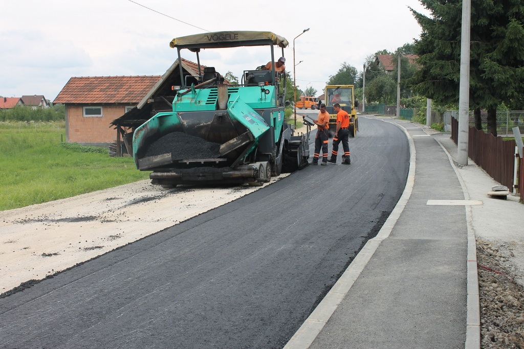 Rial-Šped izvodi radovi na asfaltiranju puta u Bistarcu Donjem