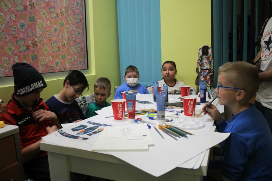 Mališani na UKC-u Tuzla oslikavaju svemirsko odijelo
