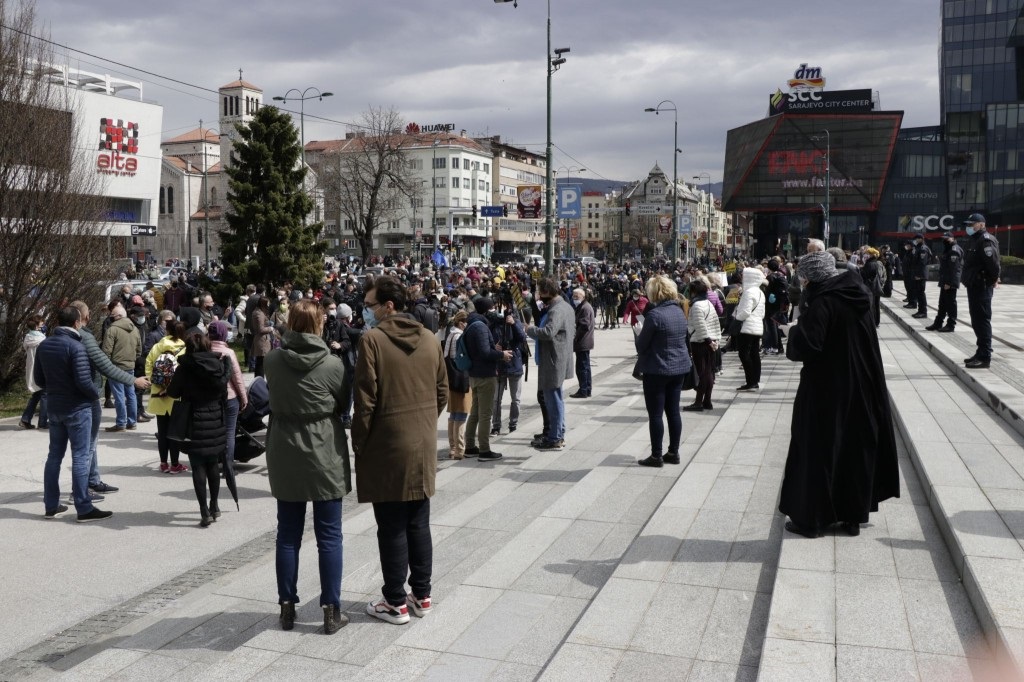 Protesti u Sarajevu: Građani ispred zgrade Vlade FBiH zahtijevali ostavke