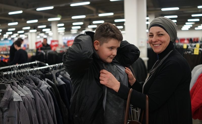 Islamic Relief ured u BiH obradovao 1417 jetima odjećom i obućom