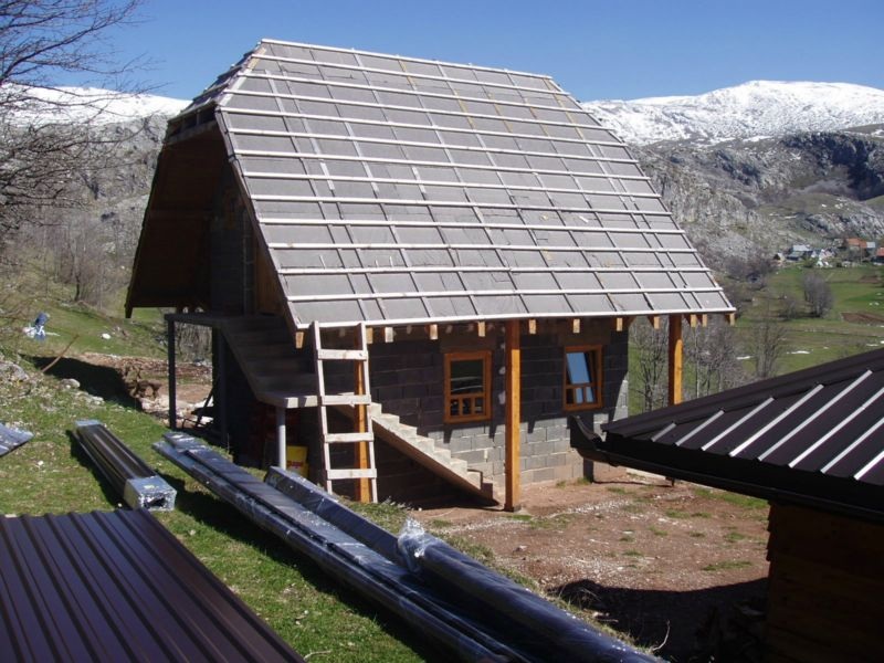 Selo Umoljani, Općina Trnovo - postavljanje krova