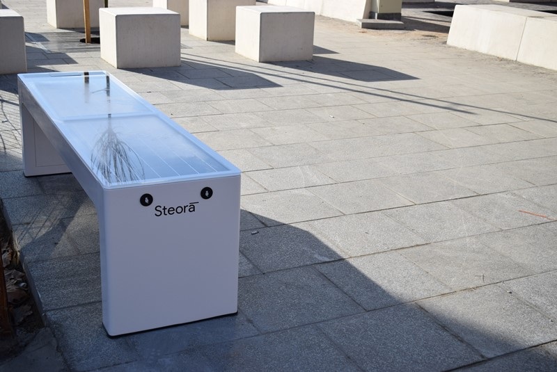 Na tri lokacije u centru Sarajeva postavljeno šest solarnih klupa
