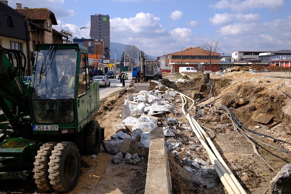 Pripremni radovi za rekonstrukciju i proširenje ulice Džemala Bijedića (Foto)