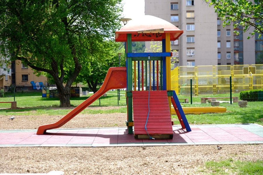 Obnovljeno dječije igralište u C fazi Alipašinog Polja (Foto)