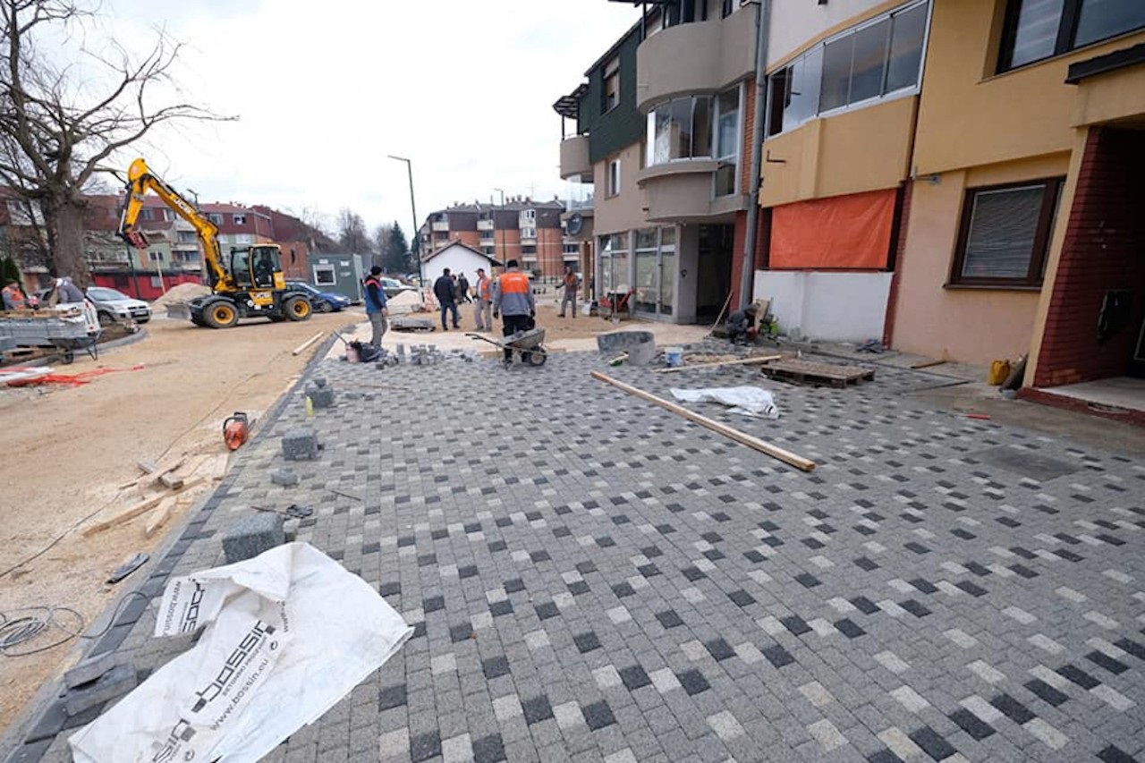 Rekonstrukcija Trga Sabora bosanskog, u toku postavljanje novih ploča i ugradnja betonskih stubića