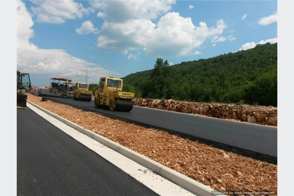 Nakon asfaltiranja, montaža zaštitne ograde na dionici Zvirovići-Kravice 