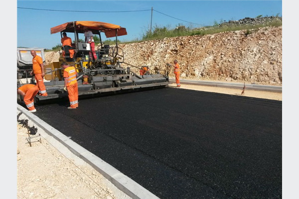Postavljen prvi sloj asfalta na dionici Zvirovići - Kravice
