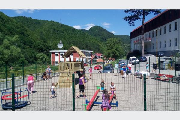 Alma Ras i partneri izgradili dječije igralište u Srebrenici