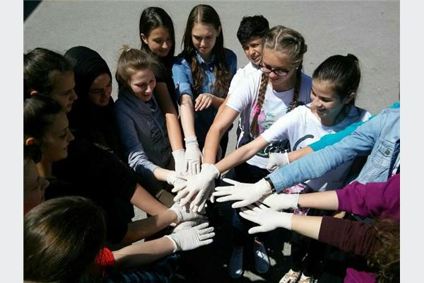 Konzum BiH podržao mlade volontere u čišćenju školskih dvorišta
