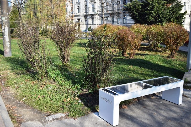 Na tri lokacije u centru Sarajeva postavljeno šest solarnih klupa