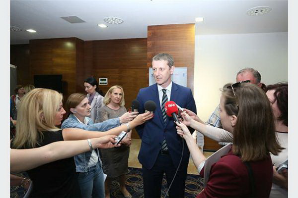 Predrag Jović, zamjenik ministrice za ljudska prava i izbjeglice BiH, prilikom izjave za medije.