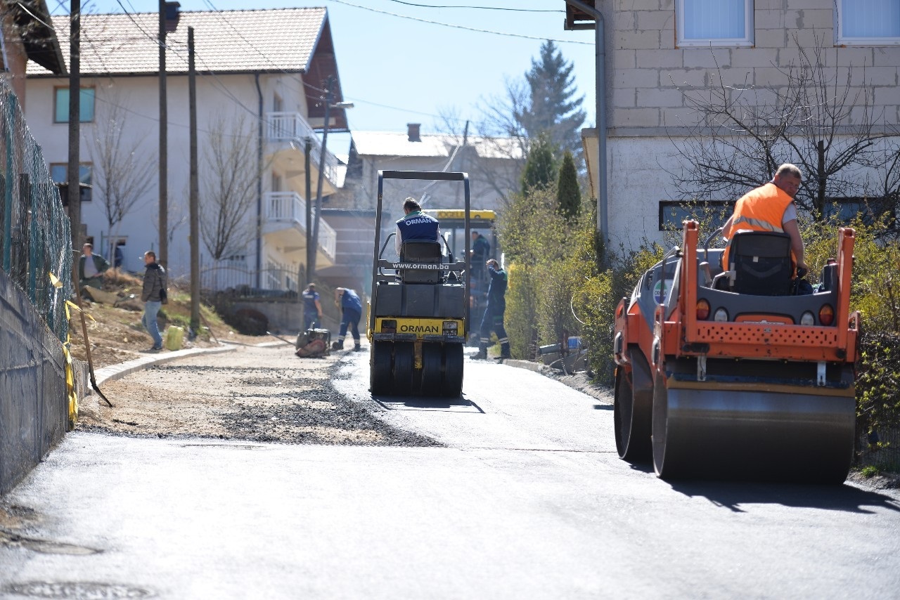 Završavaju se radovi na asfaltiranju ulice u naselju Zabrđe