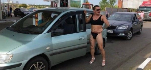 Benzinska pumpa nudila besplatno gorivo za žene u bikiniju, došli i muškarci