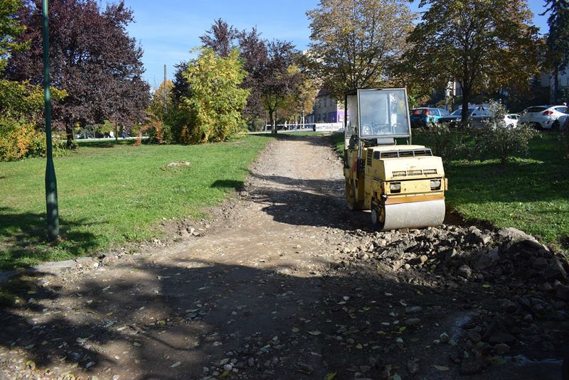 Bosman radi na obnovi pješačkih staza u parku kod Druge gimnazije