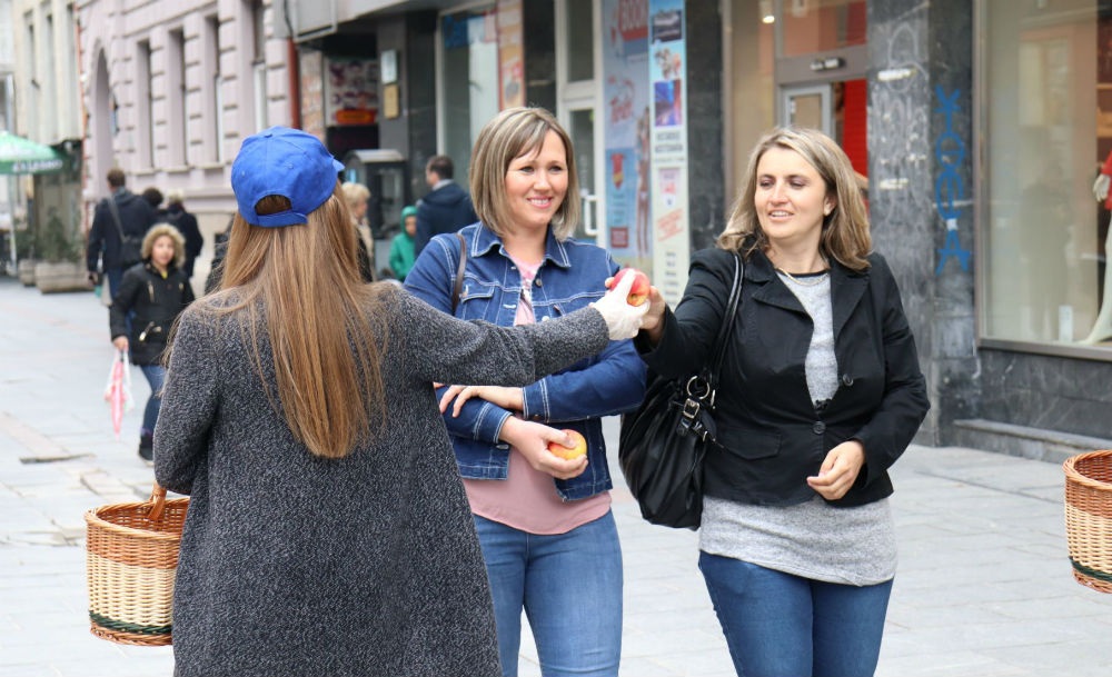 Tradicionalnom podjelom jabuka Hoše komerc čestitao Dan grada Sarajeva