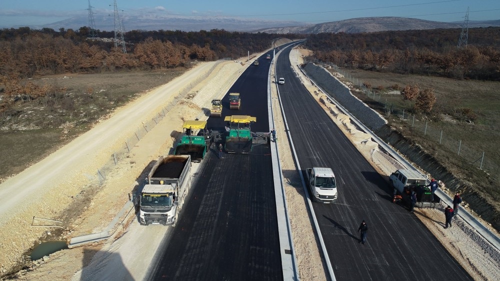 Autocesta Buna-Počitelj dobiva svoj izgled, postavlja se finalni asfalt