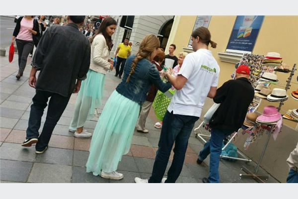Merkur BH osiguranje daruje prolaznike na sarajevskim ulicama