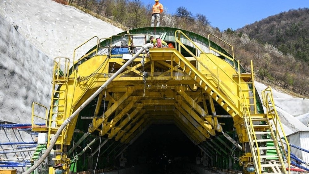 Na poddionici Tunel Zenica - Donja Gračanica izgradnja kolovozne konstrukcije