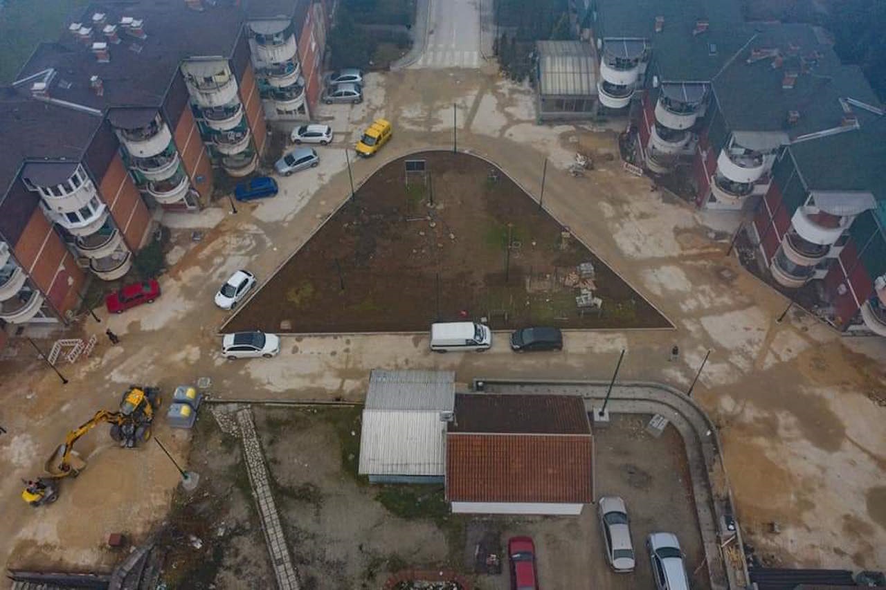 Rekonstrukcija Trga Sabora bosanskog, u toku postavljanje novih ploča i ugradnja betonskih stubića