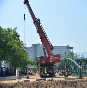 Počela montaža pješačkog mosta: Otvaranje Centra 'Safet Zajko' u septembru