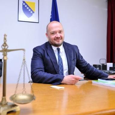 Arben Murtezić: Odstupio sa visoke funkcije u korist karijere svoje supruge