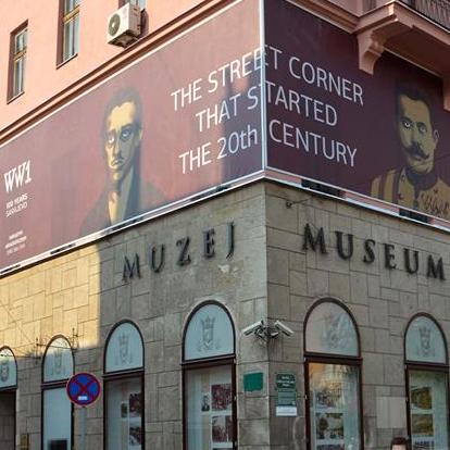 Fotografije Principa i Ferdinanda na zgradi Muzeja Sarajeva