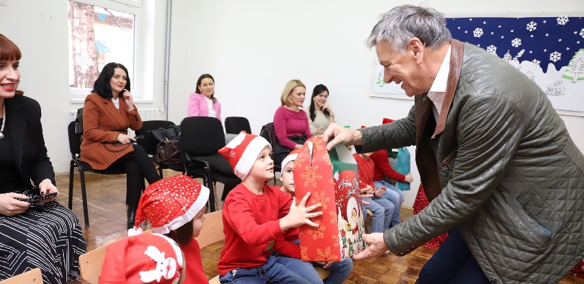 Gradonačelnik Kasumović uručio novogodišnje paketiće mališanima vrtića 