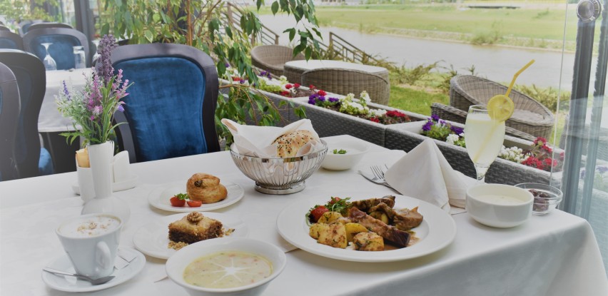 Doživite iftarsku atmosferu u bašti Café-a Orient u Malak Regency Hotelu