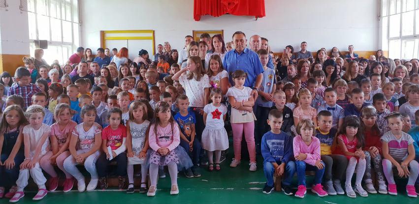 Opština Sokolac i VUB obezbijedili ruksake i školski pribor za đake prvake