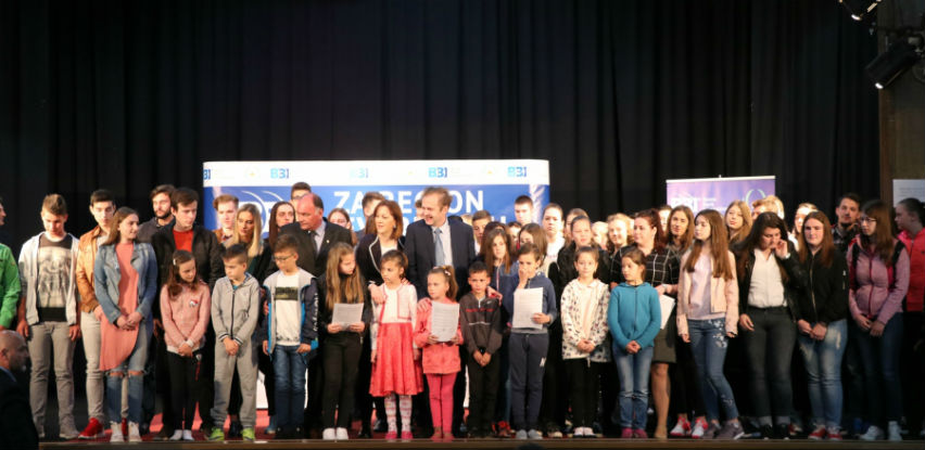 100 djece bez roditelja s područja tuzlanske regije dobilo BBI stipendije