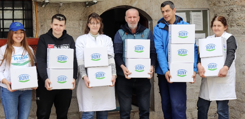 Povodom 6. aprila Hoše komerc paketima sa hranom obradovao korisnike Narodne kuhinje Stari Grad